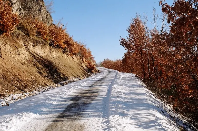 dağ yolu, kar altında